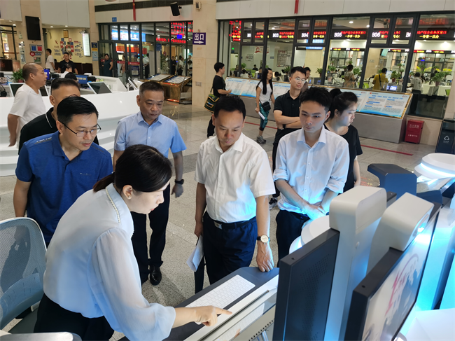 图为调研雁峰区政务服务中心